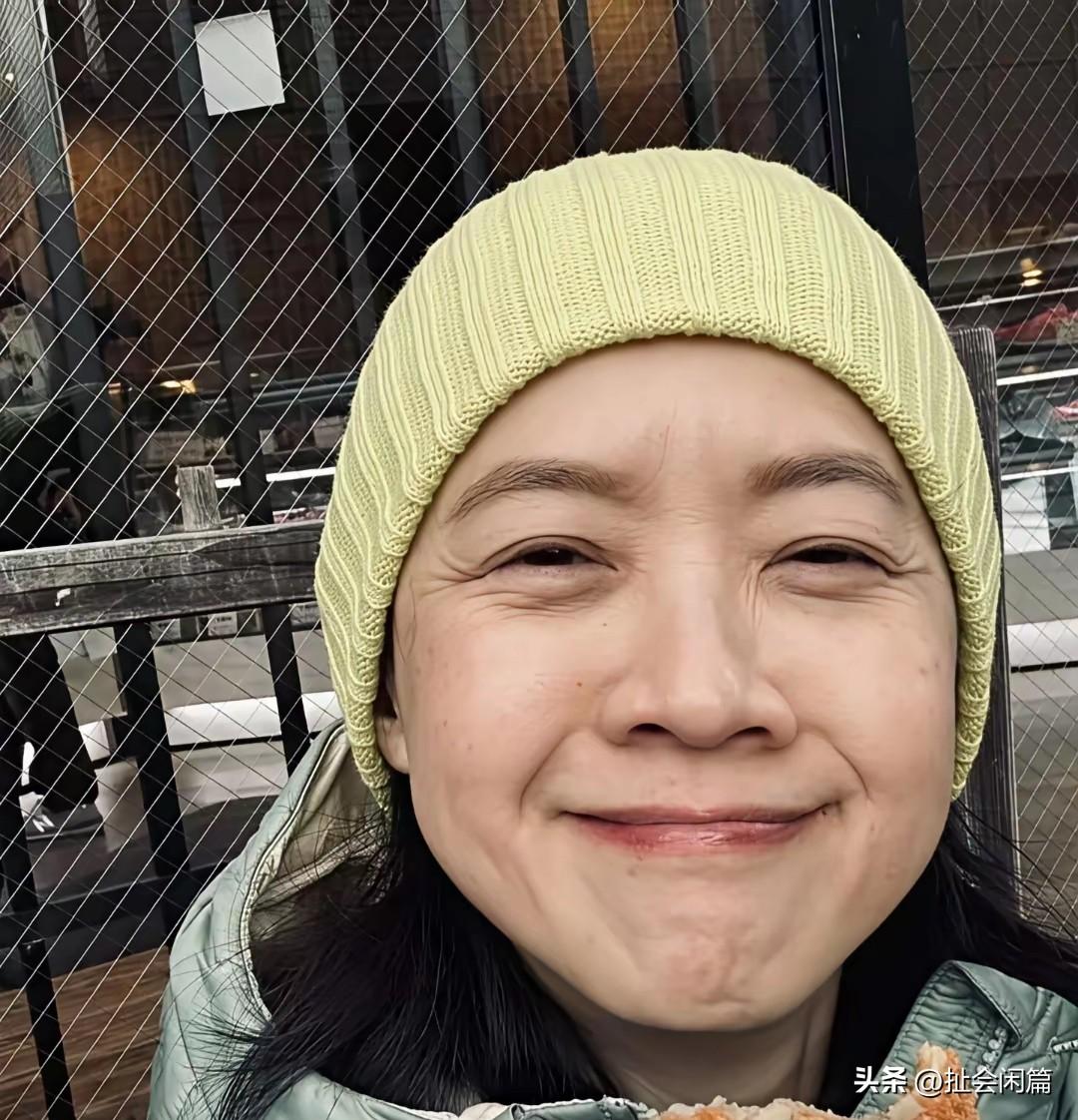 有很多道理是人到中年以后才悟到的，比如说曾宝仪。

曾宝仪今年53岁了，出镜的时