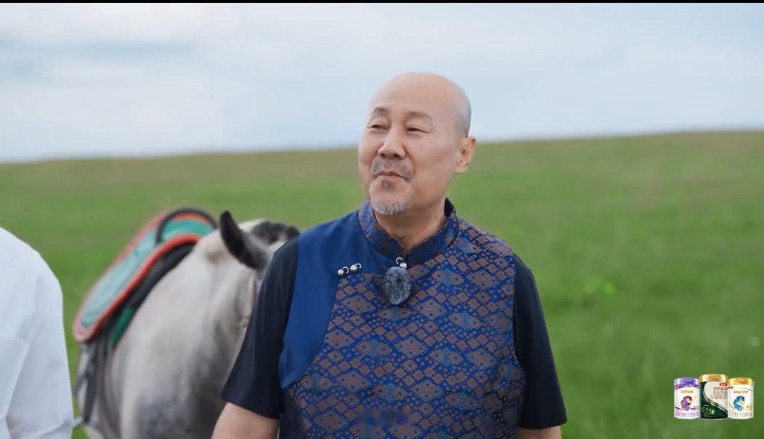 陈伟霆腾格尔草原同框陈伟霆腾格尔解锁金领冠奶源地 选奶难题有参考！溯源短片全方位