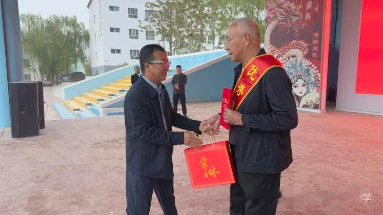 新疆乌什县第一中学为艾合麦提·吐尔地老师举行荣休仪式，​副校长柳建福宣读艾合麦提