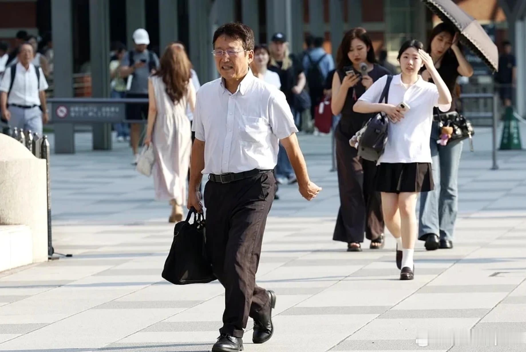 日本政府放宽短裤上班仍引争议：“腿毛骚扰”引发职场着装双标讨论海外新鲜事 全球高