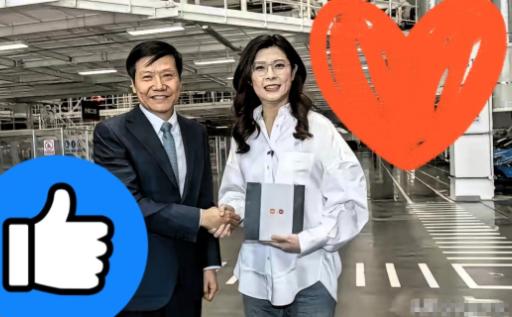 郑丽文去了一趟小米，雷军直接送了台新手机。
结果她顺嘴漏了个底：家里全是小米，老