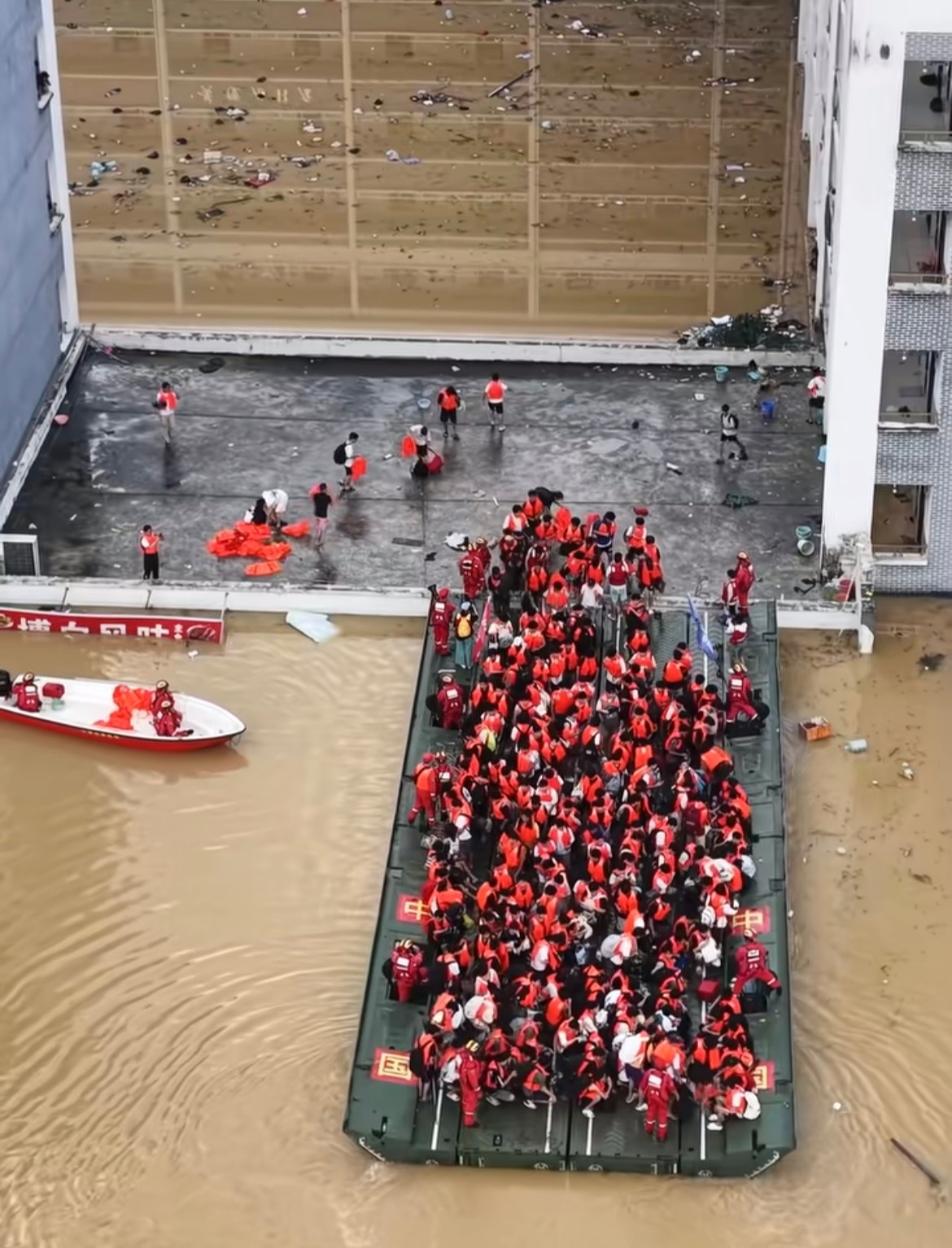 机甲救援、无人机投物资，付老师对比美国无人机扔炸弹，这次咱们能“赢一次”吗？能“
