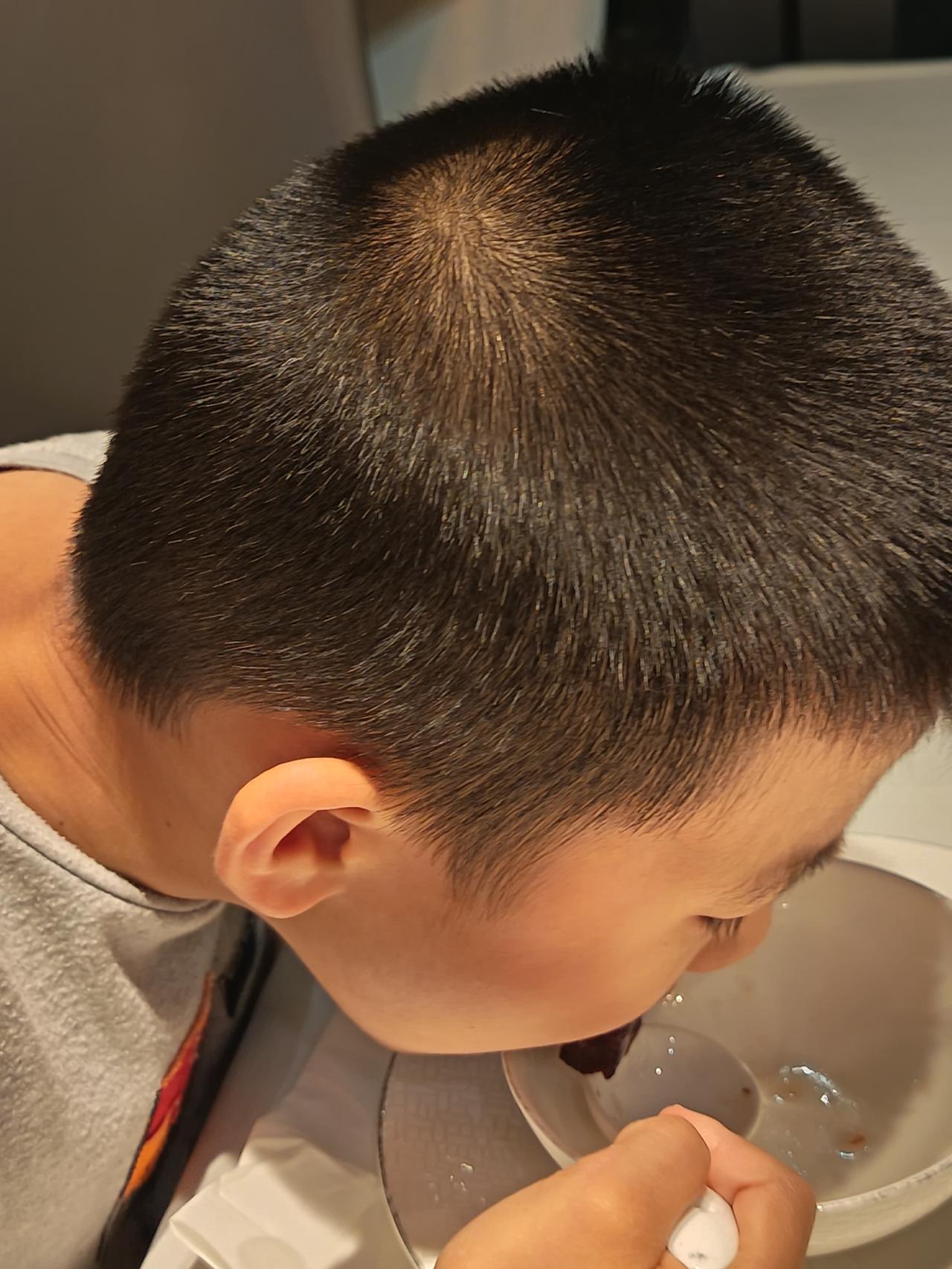 把你家孩子吃东西的样子发出来看看