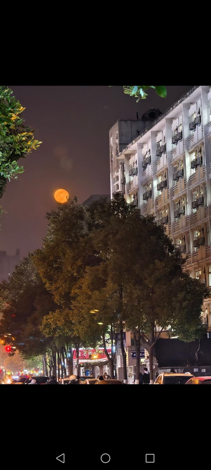 刚看到手机里随手拍的月亮，这景象真的美丽到让人迷惑又觉得妖异！看到这样的月亮，沉