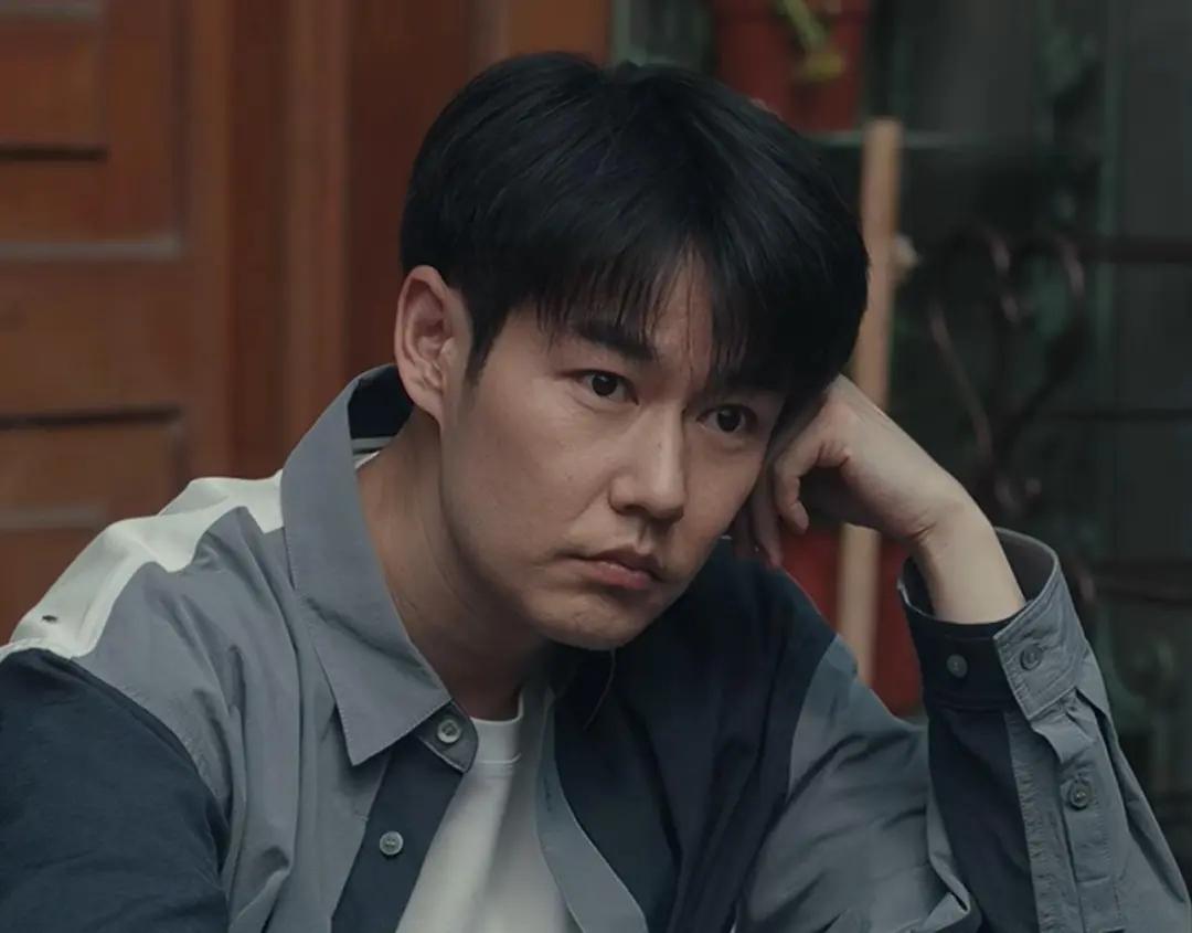 《四喜》原著中，许知东才是那个无知又无耻的妈宝男。

他和袁碧晨是自由恋爱，从结