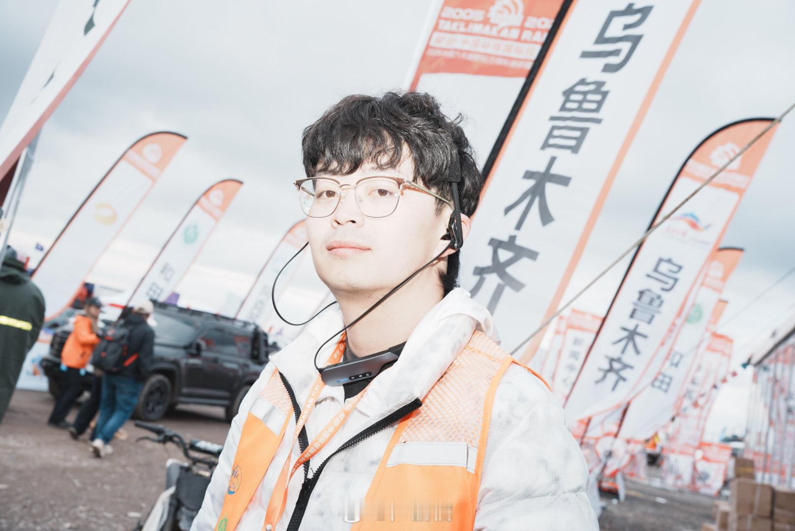 “慌慌张张匆匆忙忙 为何生活总是这样”和郝云合个影~环塔拉力赛vivo小卢篮球世