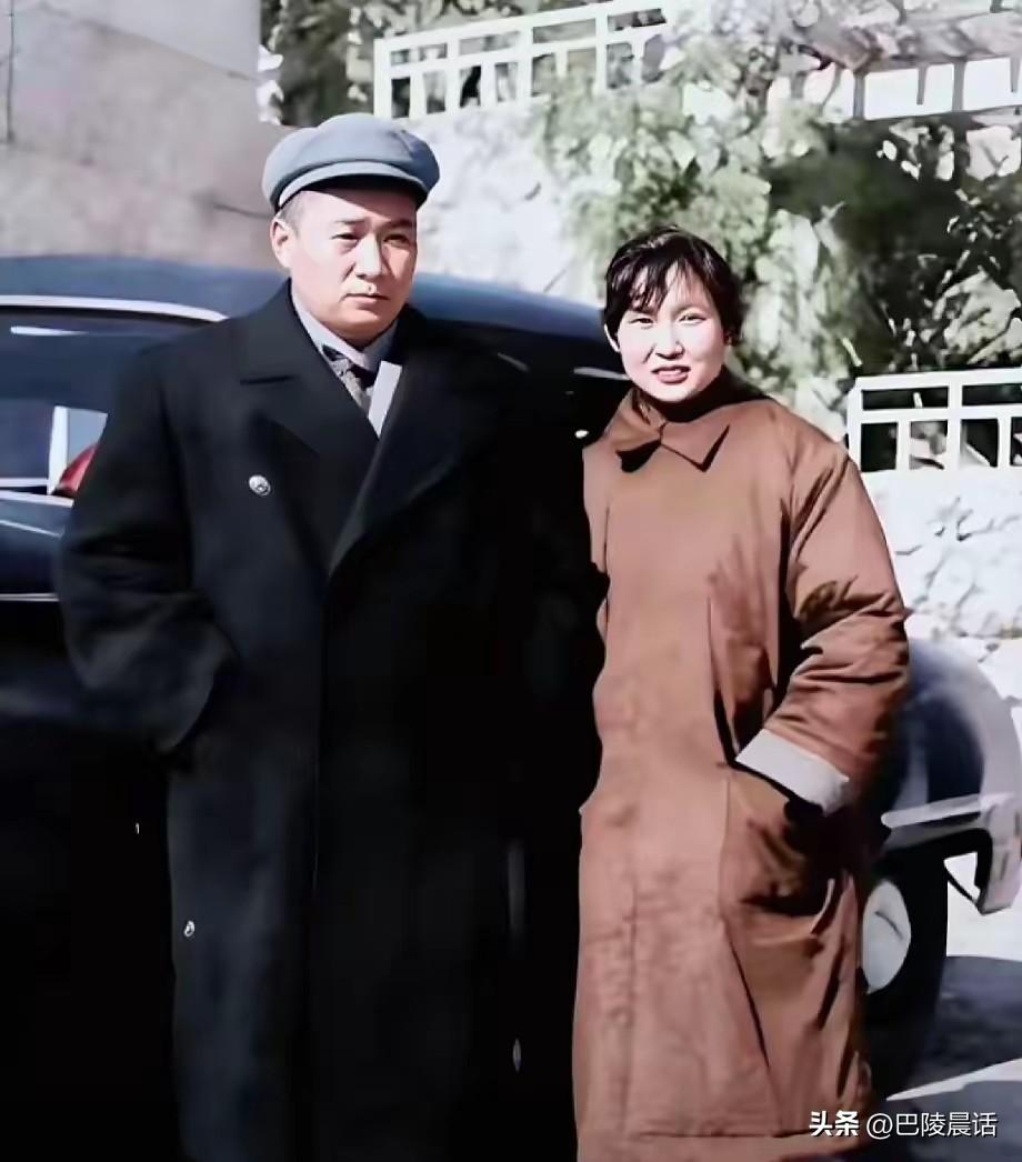 这是70多年前毛岸青和李敏兄妹的一张合影。

褪去特殊家庭的光环，这张老照片同普