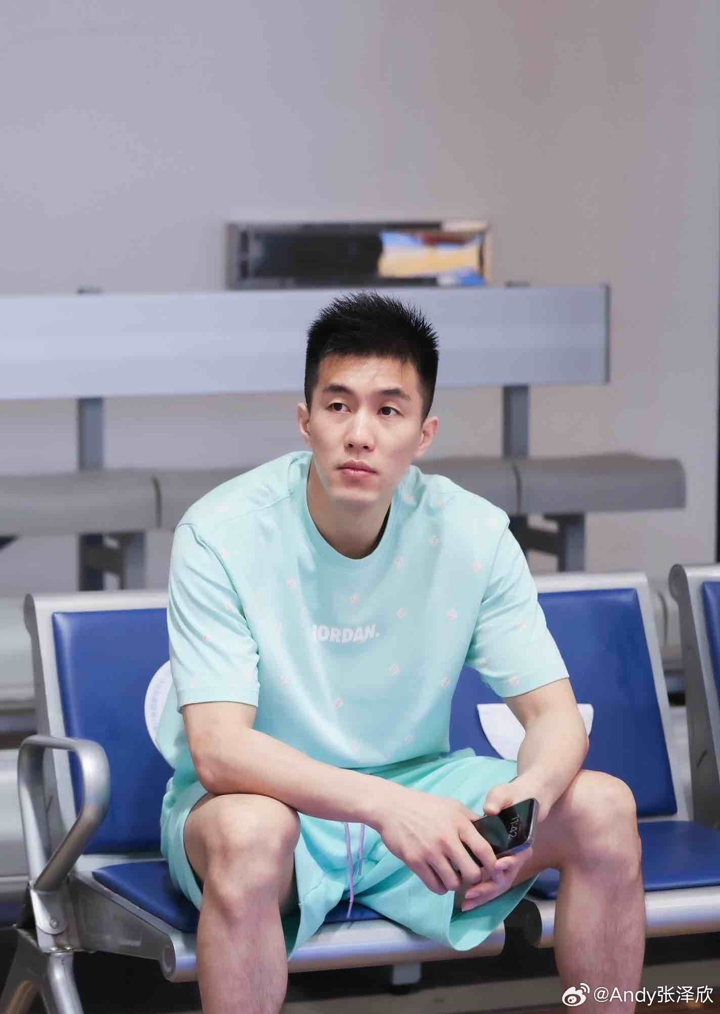 我去！据悉，郭艾伦及其家人疑似遭遇一起数额较大的熟人诈骗案，涉案金额接近千万元人