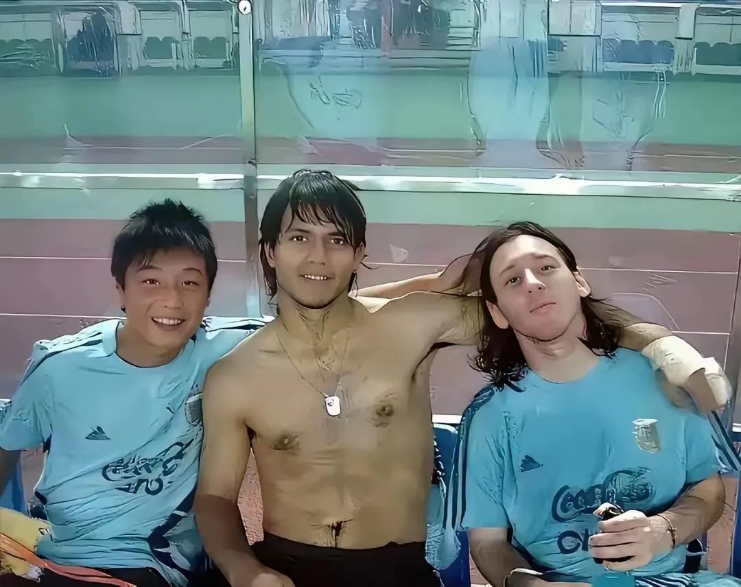 一张08奥运老合照近期刷屏全网，当年阿根廷国奥备战上海集训缺对抗人手，16岁的武
