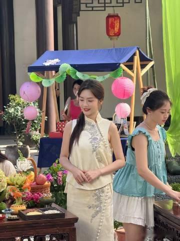蔡文静把米白色穿得好权威 蔡文静穿上米白色旗袍，清冷气质与书卷韵味相得益彰，领口