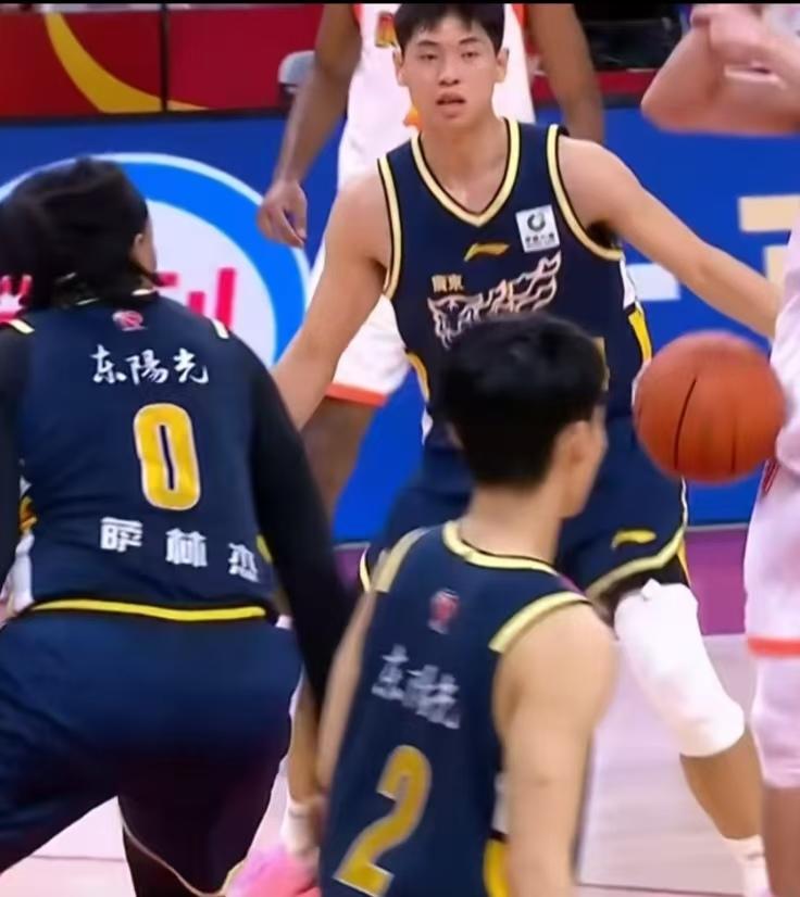 实话实说，杜锋教练根本离不开徐杰，也别再绕弯子试来试去了，广东男篮最近几场比赛打
