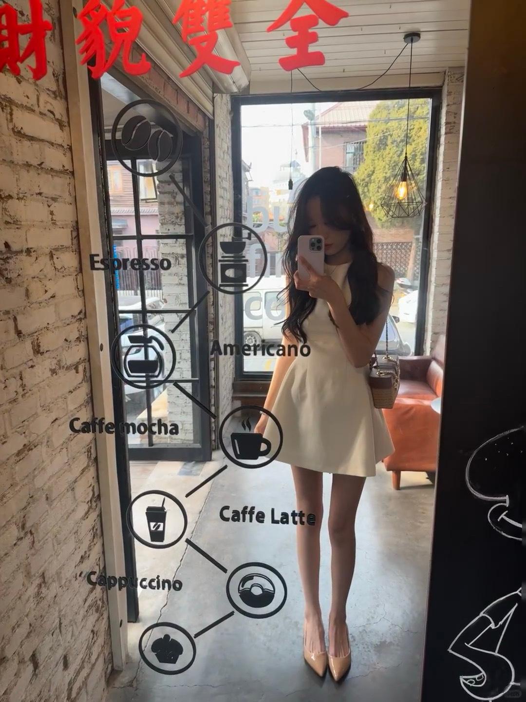 出来玩，还是穿小裙子方便 