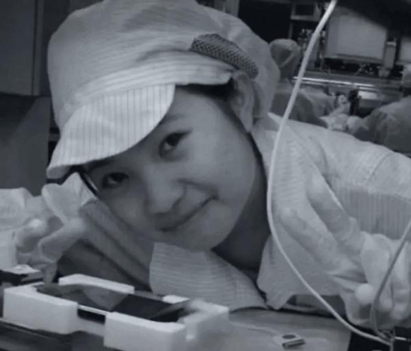 2008 年，贵州有个妹子在富士康干活。

她随手拍了一张照片，直接火遍了全世界