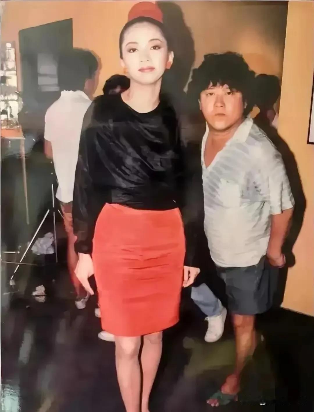 左边是大明星梅艳芳我认识，她右边的小矮个是谁啊？皮肤黑黑的，发型也不时尚，看起来