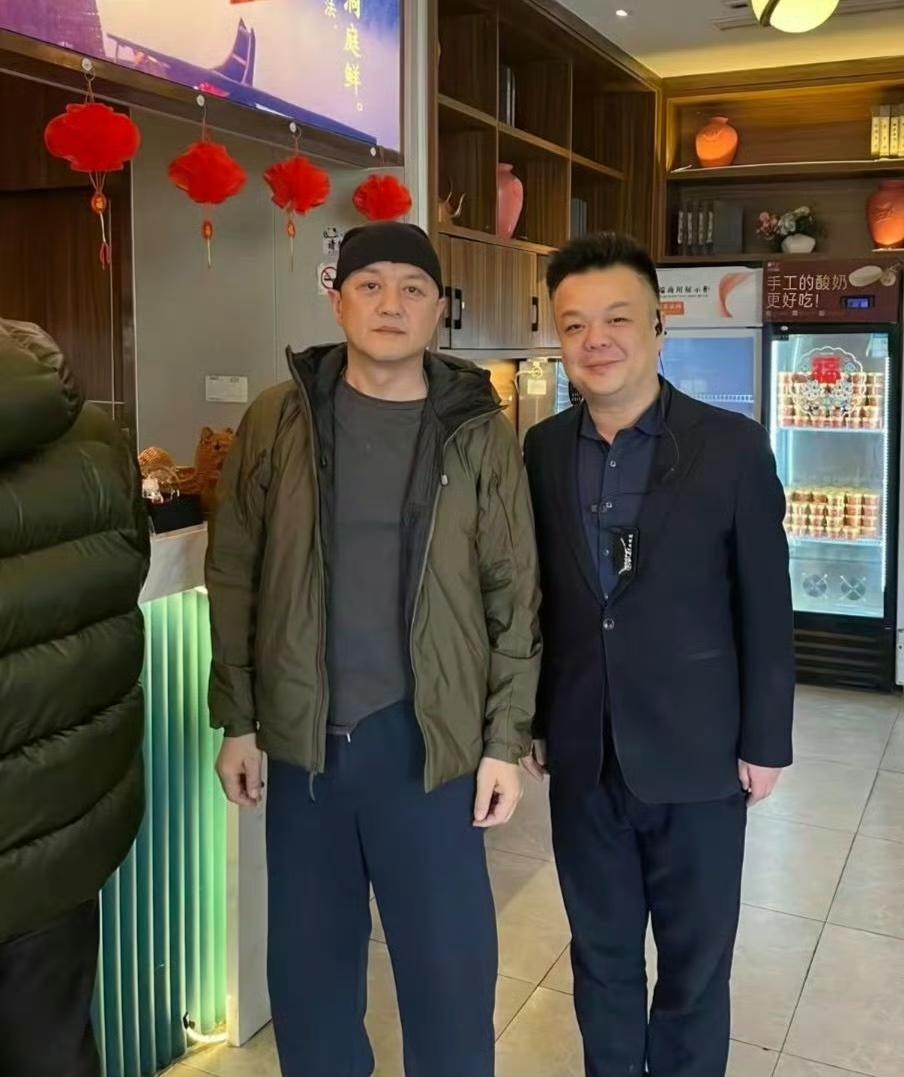 54岁李亚鹏在北京一家餐馆吃饭被偶遇，他的穿衣打扮朴素，脸部皮肉松弛，脸色好憔悴