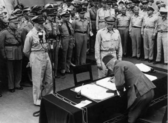 美国驻日使馆突然贴出日本投降老照片，东京舆论瞬间炸锅，一张1945年的签字照，把