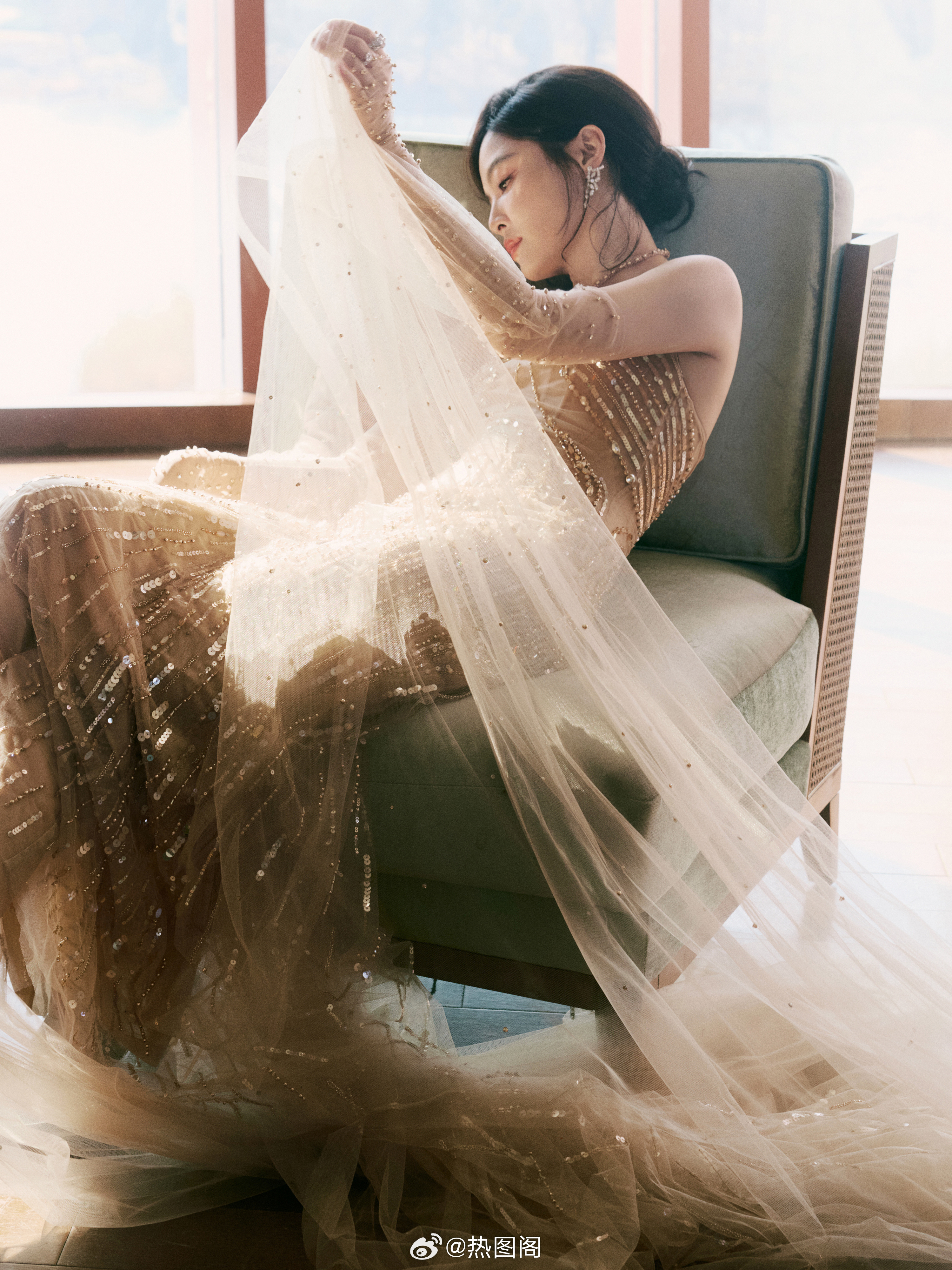 辛芷蕾 鎏金碎光落满裙身，笑眼弯成月牙，连风都在为这场温柔的闪耀驻足。 热图阁公