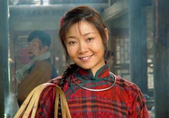 年轻时的萨日娜有点俏丽。
萨日娜，中国演艺界的中坚力量，她的表演细腻、真实，对角