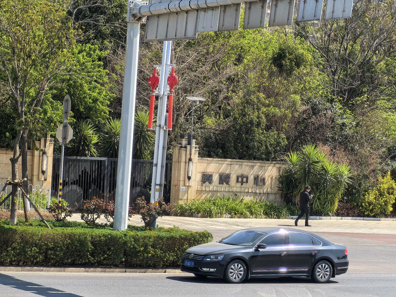 在广福路太家河公交站这里，有一个只是建好了门却没有建房子的伪小区，叫奥宸中心的，