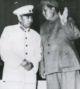 1971年毛主席在南昌秘密约见许世友，聊完后，许世友警告秘书泄露出去要杀头！
 