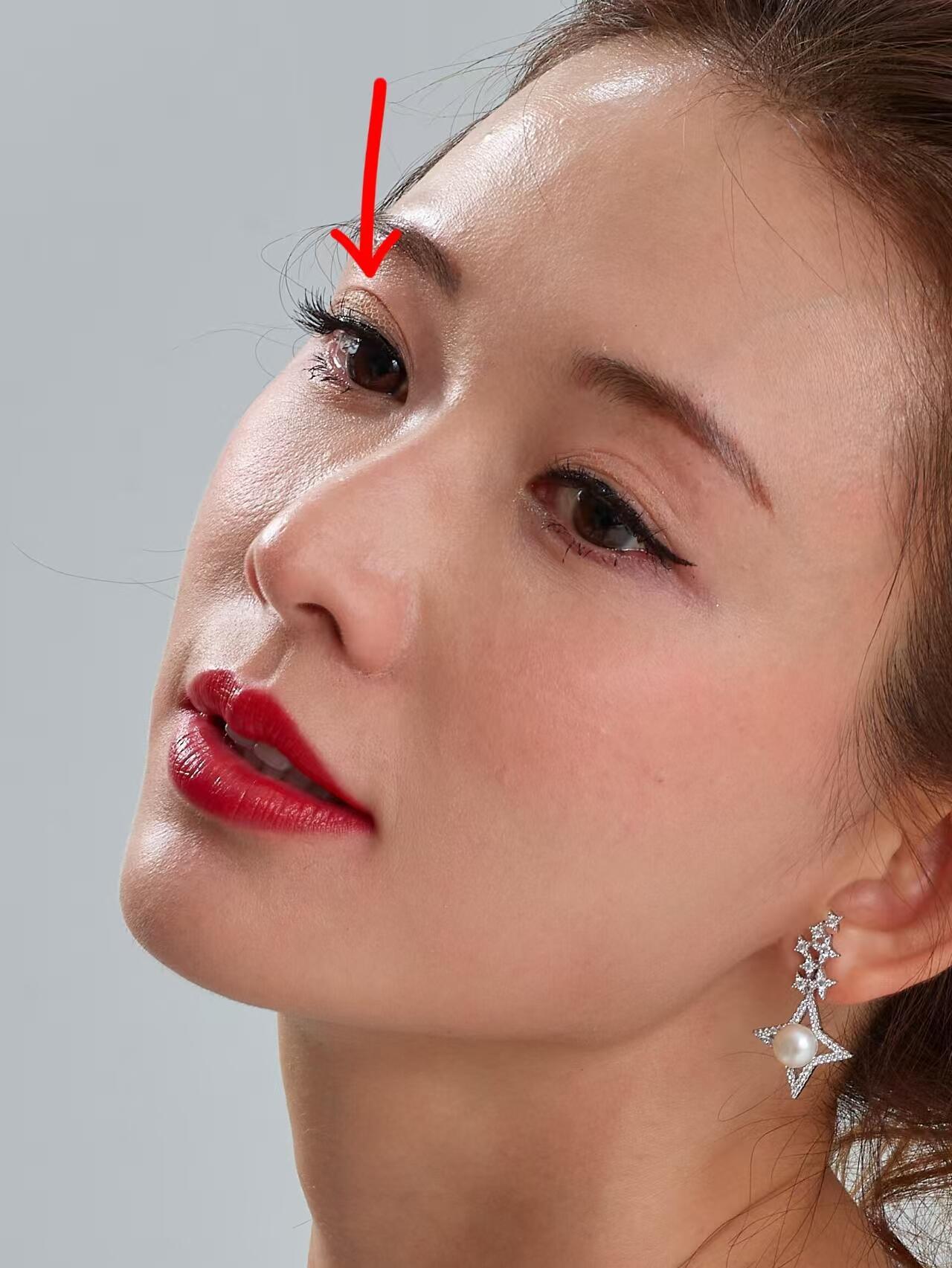 志玲姐姐也需要贴❓不仔细看看不出呢，这图也太高清了吧，不过一点也不影响美貌呢 