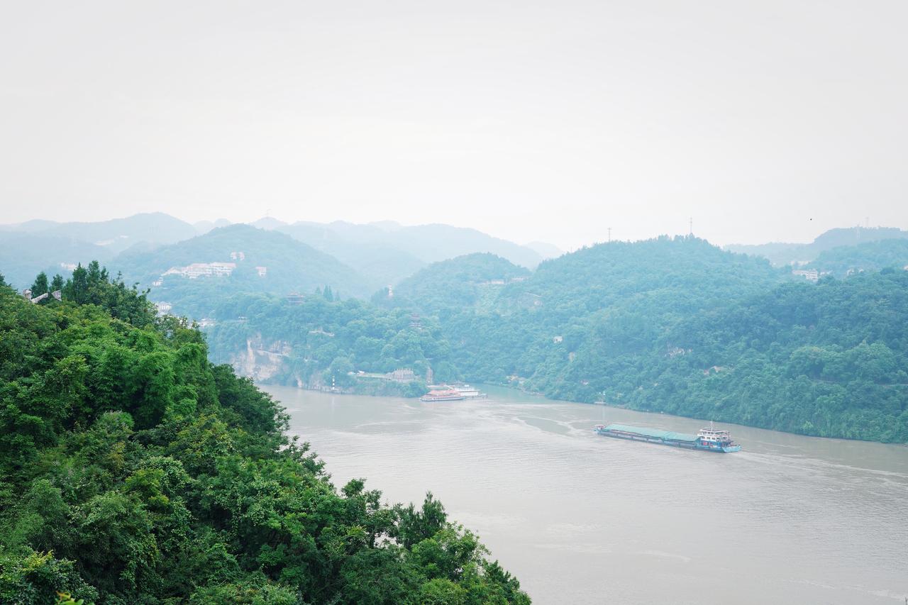 【峡江藏古韵，风光入画牛扎坪村】在西陵峡江边的牛扎坪村，承载大禹治水的古老传说。