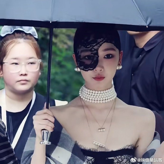 易梦玲蕾丝眼罩 蕾丝的细腻纹路在灯光下若隐若现，遮住半眼却挡不住眼里的光，又撩又