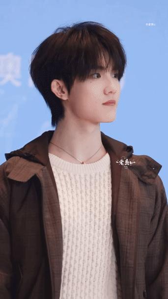 苏新皓这是被什么逗笑了苏新皓在红毯上很认真看媒体镜头，不知道现场是谁给弟弟逗笑了