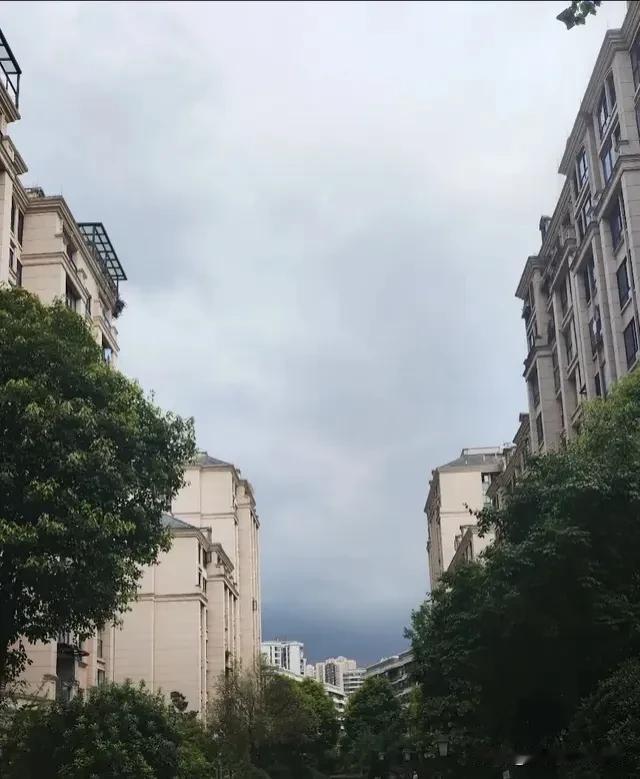 你有没有想过，为什么有些男人会喜欢别人的老婆呢？难道她们有什么特别之处吗？
首先