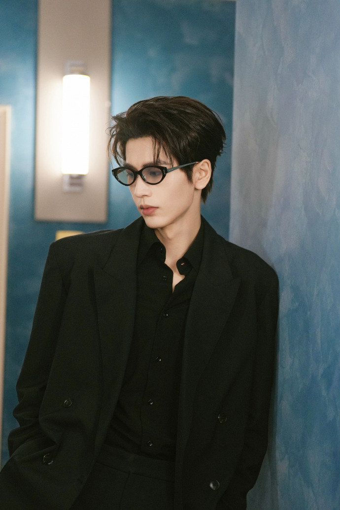 张凌赫银框墨镜时尚度 张凌赫框界之中自有天地 张凌赫银框墨镜时尚度，张凌赫框界之