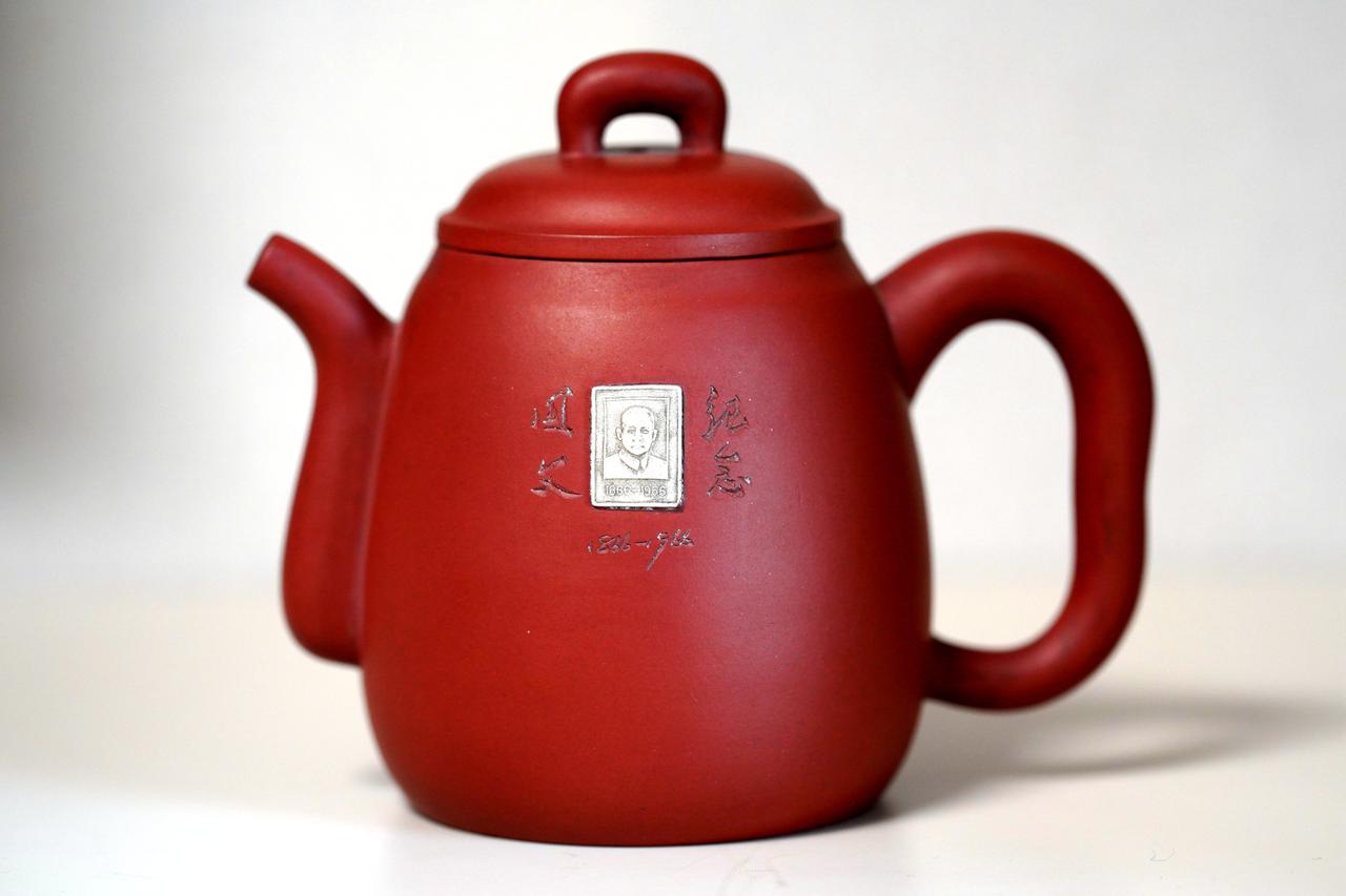 国父孙中山先生纪念紫砂壶欣赏，1966年出品。