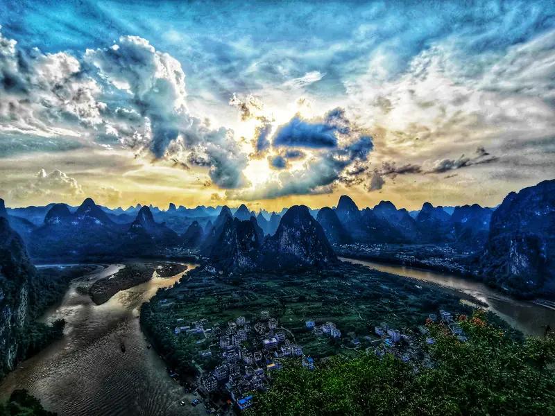 金光灿烂
 
晓日腾辉照九州，金光璀璨满层楼。
云开万里天如洗，霞散千重景自悠。