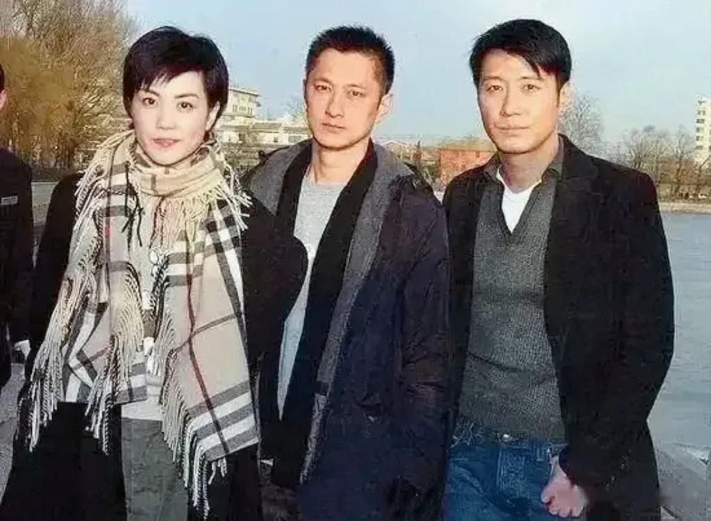 这个站王菲身边的男子是谁？竟然能让天王黎明靠边站。他就是王菲的前夫窦唯，那可是当