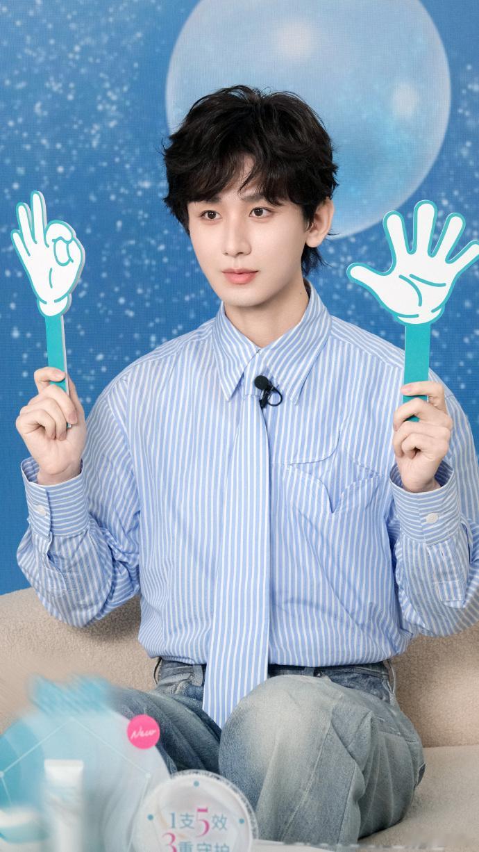 成毅一抹湛蓝look  成毅捕捉一抹湛蓝，邂逅此刻初春！湛蓝条纹衬衫搭配小卷毛，