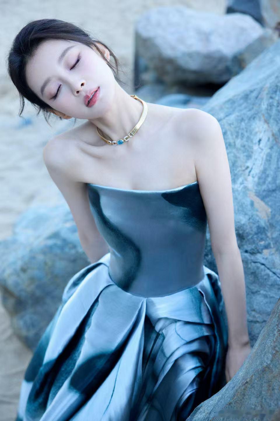 孙怡怎么把海浪穿在身上 谁说穿衣服不能像海浪一样流动？孙怡这套银色长裙，和海边的