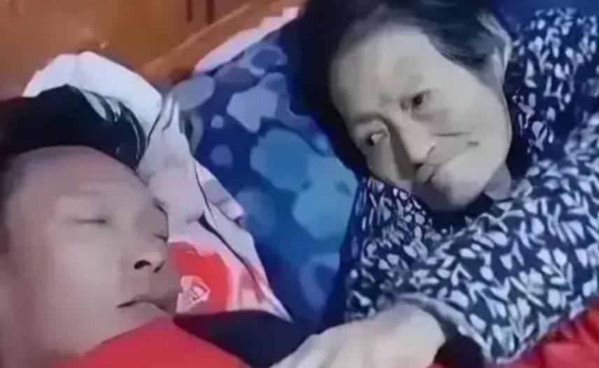 2023年，男子伺候病危的母亲，由于太疲倦睡着了，醒来时，发现母亲已经走了。回看