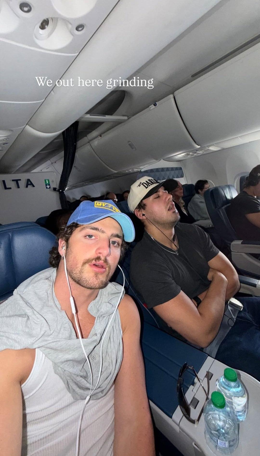 Benson Boone这次飞抵英国伯明翰，真的就是坐最普通的民航商务舱！  照