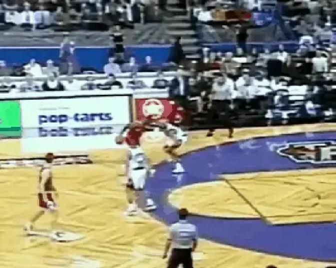 裁判改口！中轴脚能滑半步了
 
NBA悄悄把规则放宽，今年季后赛后撤步跳投猛增2