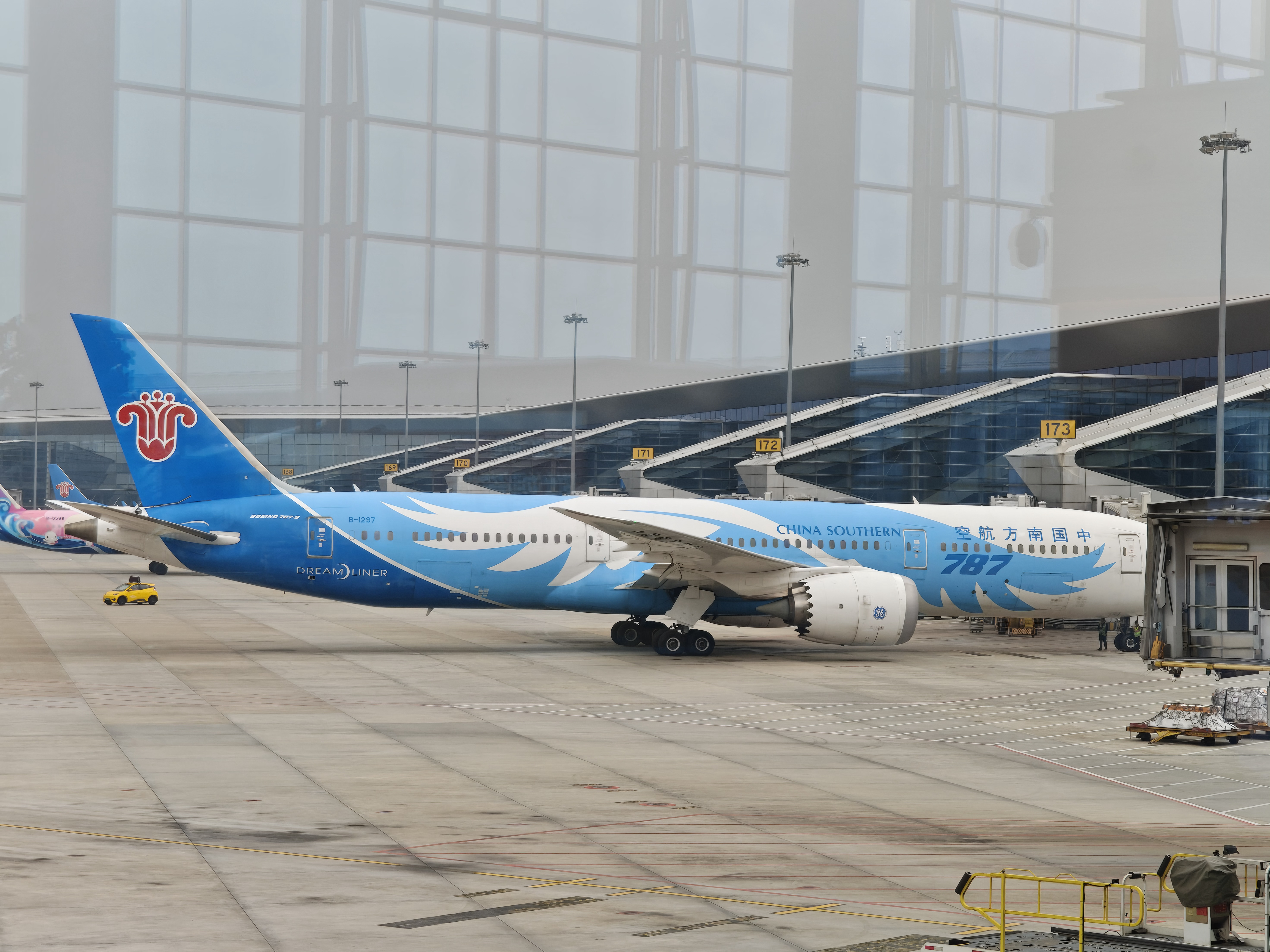 今天是飞机疯狂延误再改签又延误的一天不过......在广州大本营拍到了南航几大旗