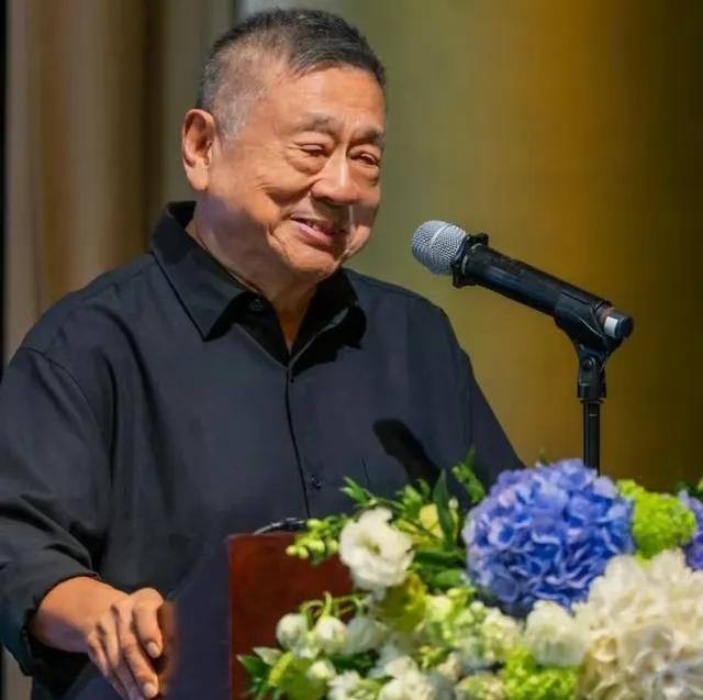 施南生的追思会上，第一个上台发言的人，是她大哥施苏拯。

全场五百双眼睛盯着那个
