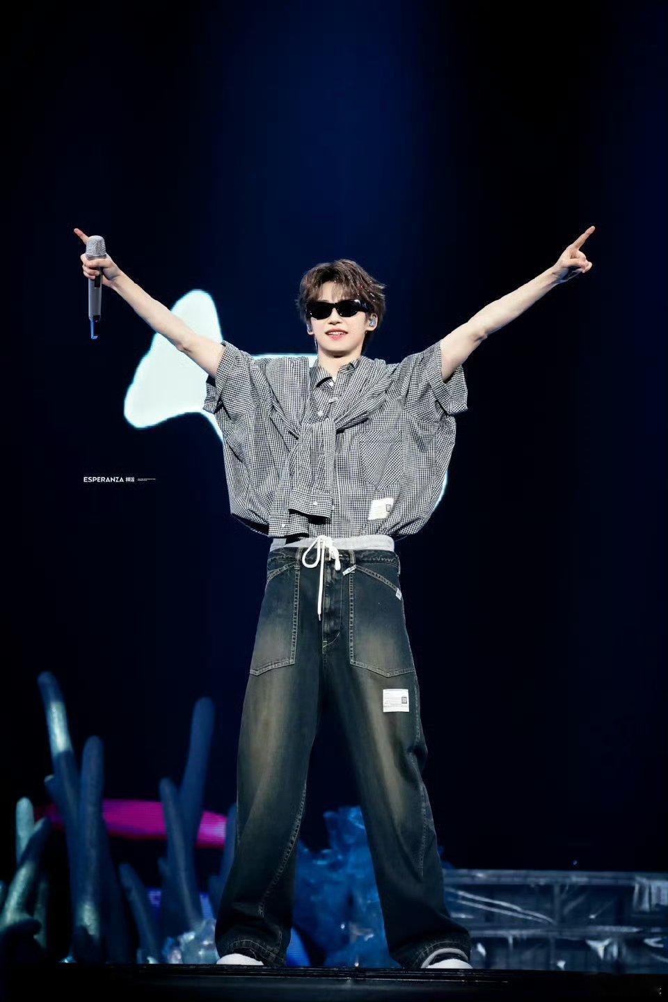 梓渝满分眼镜男 求把“眼镜造型”列入梓渝演唱会常驻清单！这矜贵又专注的气质，搭配