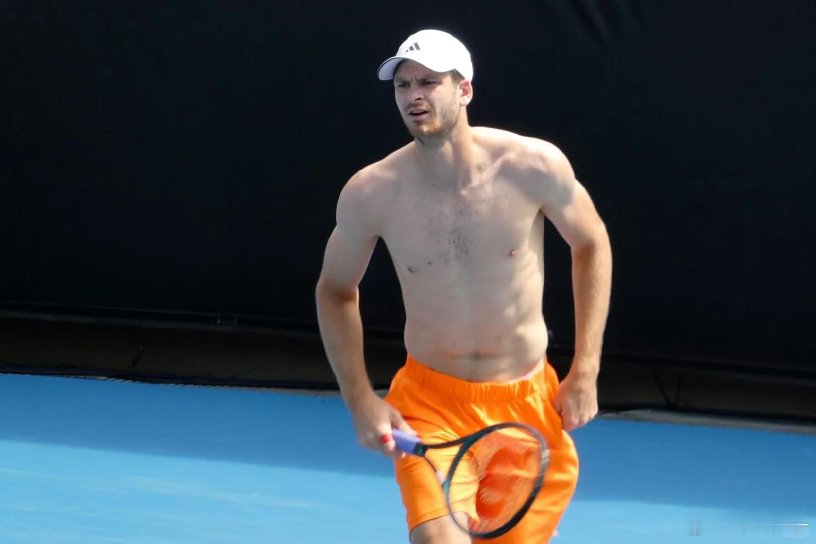 小胡能成为今年澳网的种子炸弹吗？打球帅炸了，但走路和说话都像人机一样…有一种诡异