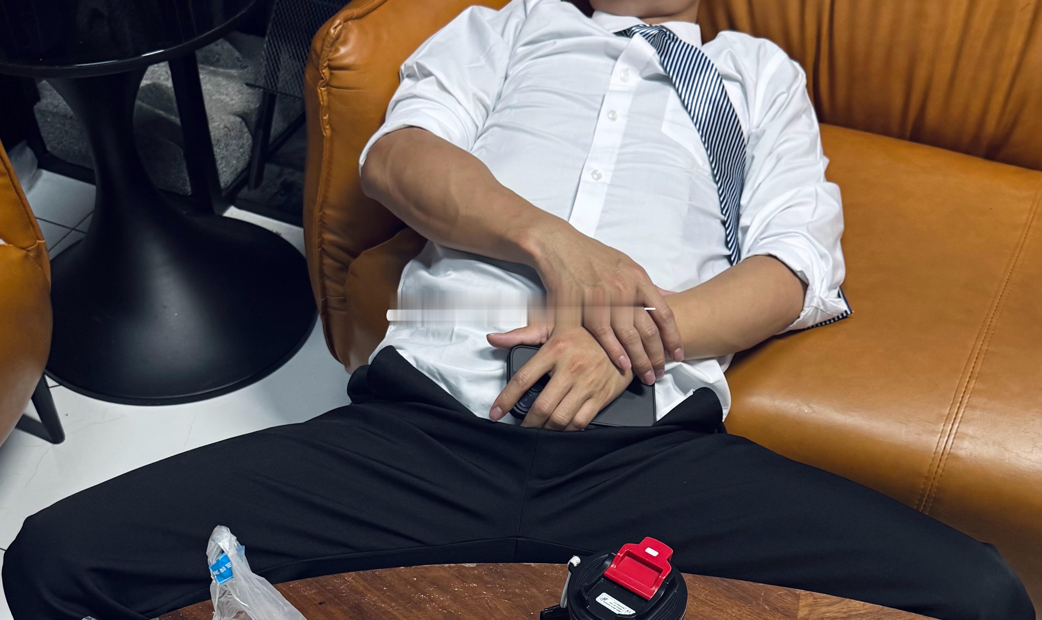 熬夜看世界杯的同事吃了饭就这样睡着了黑皮矮有点肌肉挺大的男人因为上🚾瞄了一眼看