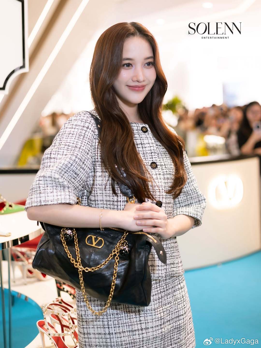 品牌代言人Freen 亮相Valentino 线下活动造型大片，身穿品牌方格纹粗