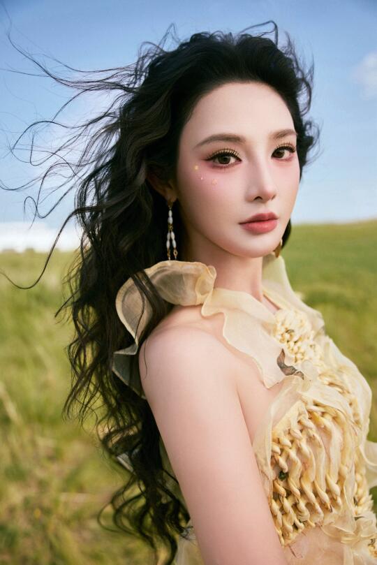 为彭小苒乘风2025成团夜化的草原精灵妆