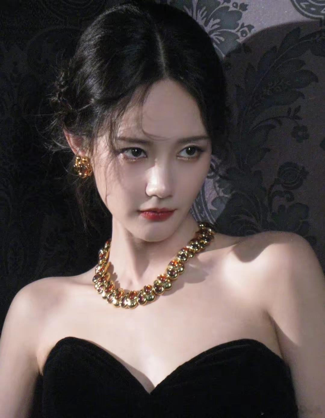 35岁的李一桐，该做的一样没做，没成家，没结婚，没孩子，甚至连恋情也没公开过。​