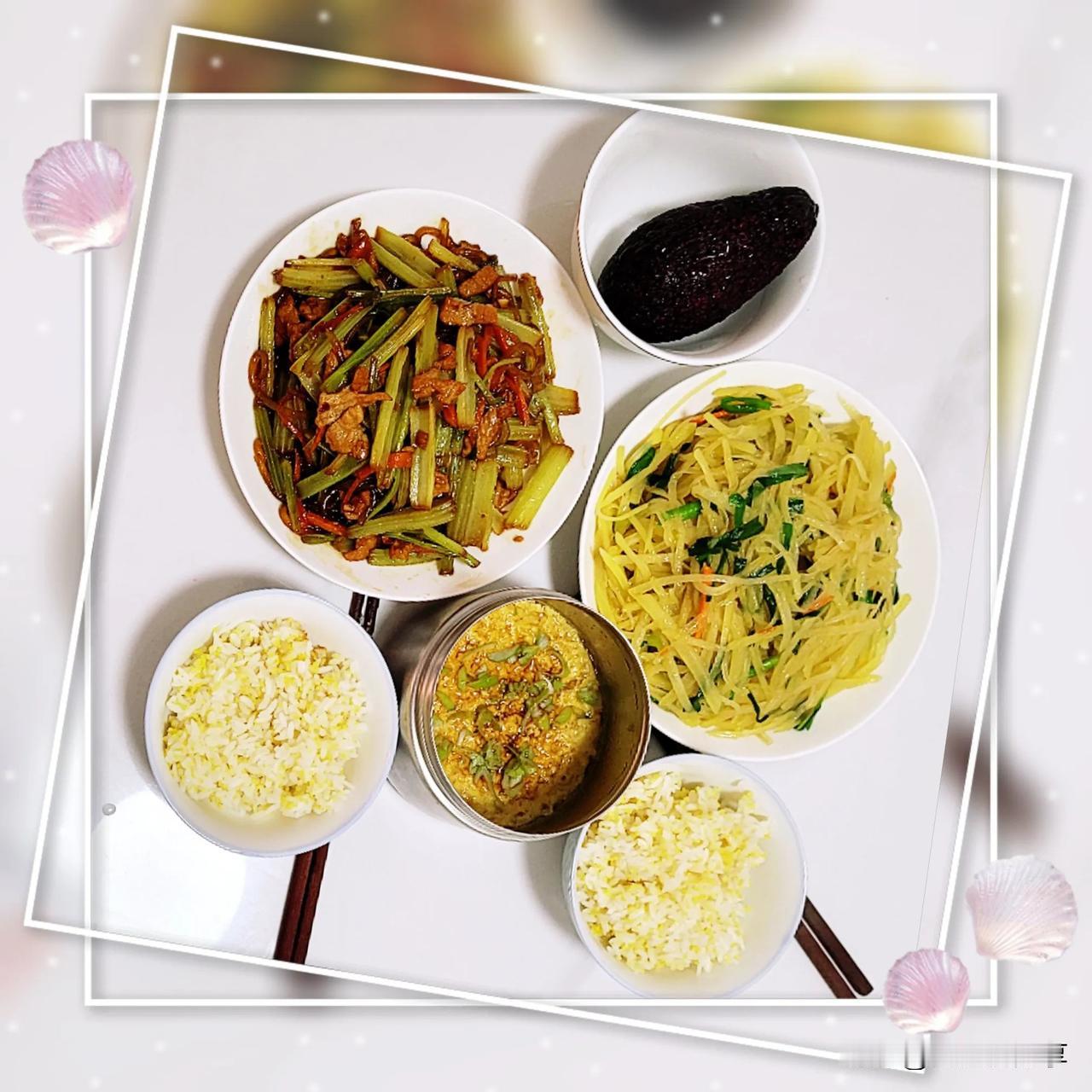 主食：大米和小米做的二米饭
菜谱：肉炒芹菜粉条，土豆丝
水果：菠萝，草莓，甜瓜和