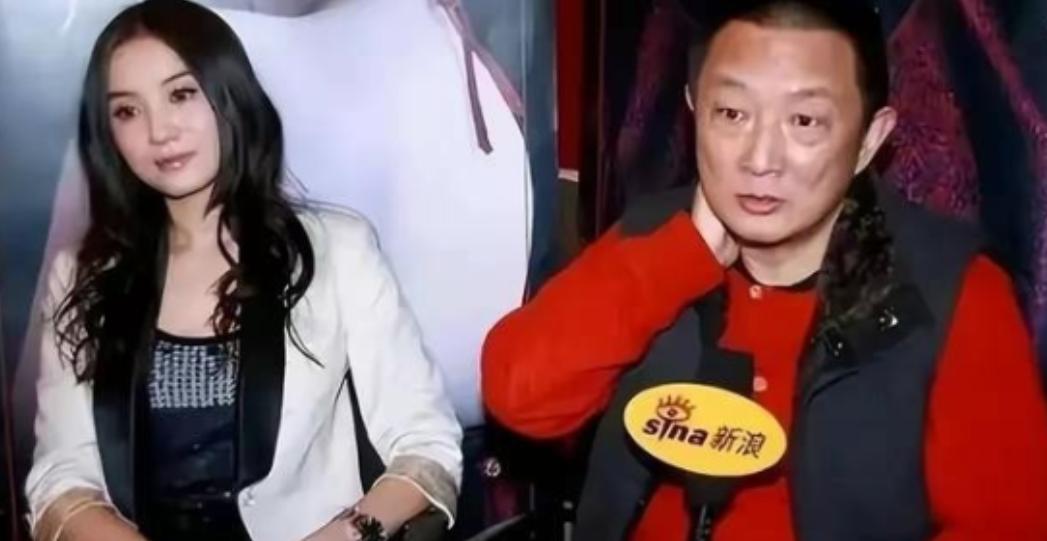 2007年，50岁的导演张黎爱上了27岁的小宋佳，为了抱得美人归，他马上和刚生完