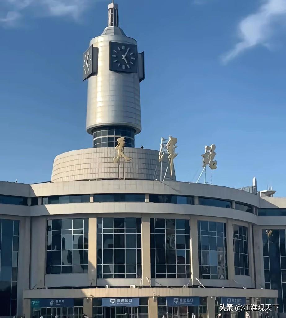 天津市是四大直辖市里率先公布人口数据的，全年人口减少了1万人
北京，上海，天津，