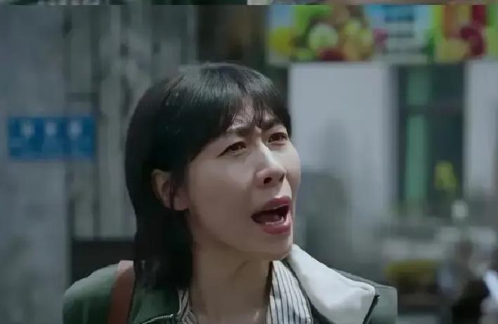 任素汐38岁生日，发了段视频。评论区最高赞，是说她“脸不忍直视”。

有网友直接